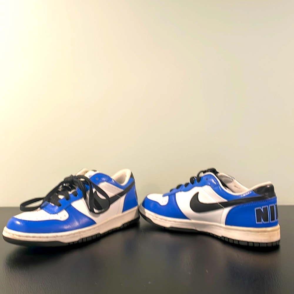 Womens 6Y Size 7 Nike Sneakers